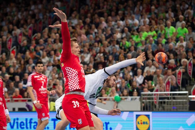 Hannover, Deutschland 26.10.2019: Tag des Handballs 2019 - Länderspiel - Deutschland vs. Kroatien (L-R) David Mandic (Kroatien), Hendrik Pekeler (Deutschland) Hannover Niedersachsen Deutschland TUI Arena
