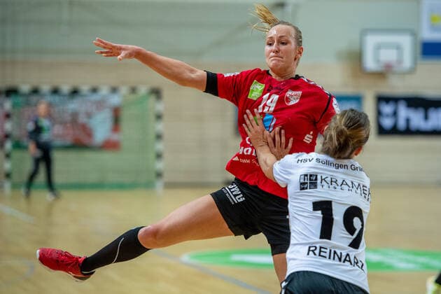 Lea Gruber (SV Union Halle) setzt sich gegen Mandy Reinarz (Solingen) durch SV Union Halle-Neustadt (Wildcats) vs. HSV Solingen Gräfrath 76 Handball 2.Bundesliga - Saison 2019 2020 Copyright: xVIADATAx xHolgerxJohnx Halle Saale Sachsen-Anhalt Deutschland