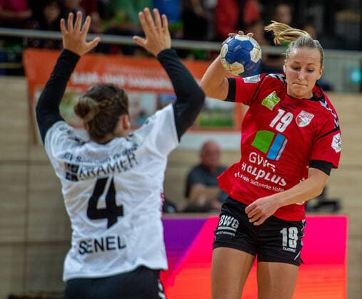 Lea Gruber (SV Union Halle) gegen Carina Senel (Solingen) SV Union Halle-Neustadt (Wildcats) vs. HSV Solingen Gräfrath 76 Handball 2.Bundesliga - Saison 2019 2020 Copyright: xVIADATAx xHolgerxJohnx Halle Saale Sachsen-Anhalt Deutschland