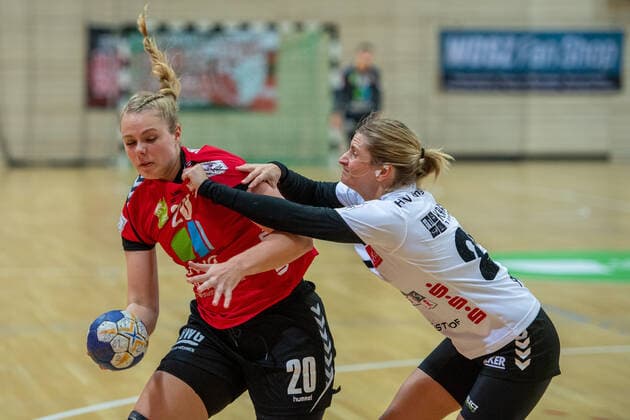 Danique Boonkamp (SV Union Halle) gegen Franziska Penz (Solingen) SV Union Halle-Neustadt (Wildcats) vs. HSV Solingen Gräfrath 76 Handball 2.Bundesliga - Saison 2019 2020 Copyright: xVIADATAx xHolgerxJohnx Halle Saale Sachsen-Anhalt Deutschland
