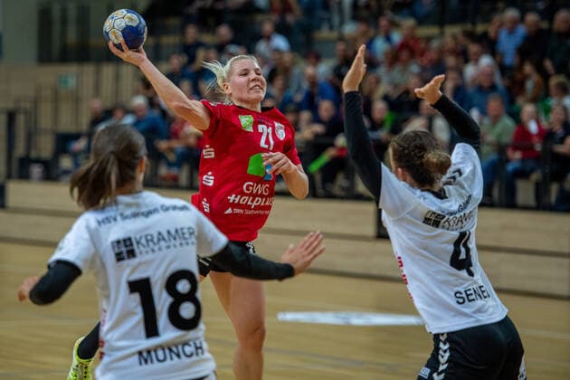 Sophie Lütke (SV Union Halle) gegen Carina Senel (Solingen) und Sandra Münch (Solingen) SV Union Halle-Neustadt (Wildcats) vs. HSV Solingen Gräfrath 76 Handball 2.Bundesliga - Saison 2019 2020 Copyright: xVIADATAx xHolgerxJohnx Halle Saale Sachsen-Anhalt Deutschland