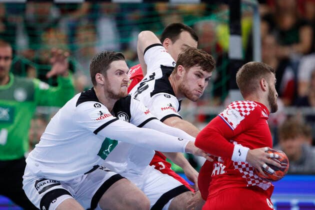 26.10.2019, TUI Arena, Hannover, Tag des Handballs , Deutschland (GER) vs Kroatien (HRV), im Bild Hendrik Pekeler (13, GER) und Johannes Golla (4, GER) im Zweikampf mit Domagoj Pavlovic (94, HRV) Deutschland vs Kroatien