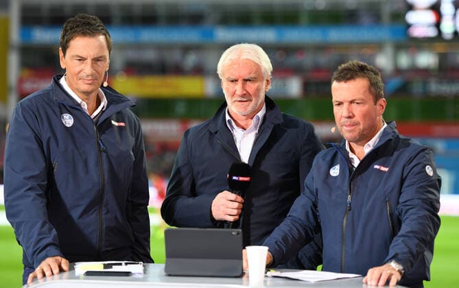 Bayer 04 Leverkusen - SV Werder Bremen 26.10.2019. Bayer Leverkusens Geschäftsführer Rudi Völler (Mitte) mit den Sky Moderatoren Sebastian Hellmann (li.) und Lothar Matthäus. DFL REGULATIONS PROHIBIT ANY USE OF PHOTOGRAPHS AS IMAGE SEQUENCES AND OR QUASI-VIDEO