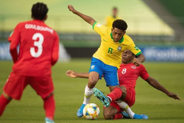Brazilian player Talles Costa (C) plays a ball with Canada s Ralph Priso (R) during their World Cup U-17 soccer match between national soccer teams of Brazil and Canada, at Bezerrao stadium in Brasilia, Brasil, 26 October 2019. Brazil vs. Canada !ACHTUNG: NUR REDAKTIONELLE NUTZUNG!  Copyright: xJoedsonxAlvesx AME6206 20191027-637077353090189437