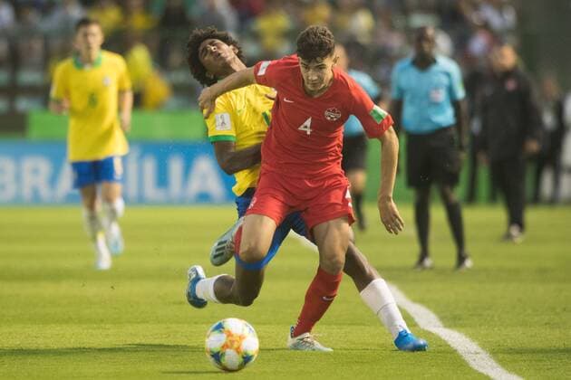 Brazilian player Talles Magno (L) plays a ball with Canadian Damiano Pecile during the World Cup U-17 soccer match between national soccer teams of Brazil and Canada, at Bezerrao stadium in Brasilia, Brasil, 26 October 2019. Brazil vs. Canada !ACHTUNG: NUR REDAKTIONELLE NUTZUNG!  Copyright: xAndrexCoelhox AME6218 20191027-637077356862857275