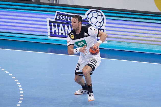 26.10.2019, TUI Arena, Hannover, Tag des Handballs , Deutschland (GER) vs Kroatien (HRV), im Bild Kai Haefner (25, GER) am Ball Deutschland vs Kroatien