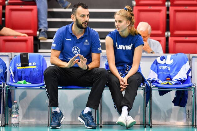 VBL Allianz MTV Stuttgart vs VC Wiesbaden 26.10.2019 Allianz MTV Stuttgart, Volleyball, Bundesliga, Damen, Saison 2019 20, in blau, gegen VC Wiesbaden (in pink), Giannis Athanasopoulos, links, mit Pia Kästner, derzeit verletzt, Copyright: xBEAUTIFULxSPORTS TomxBlochx