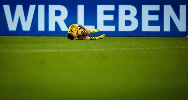 Bilder des Jahres 2019, Sport 10 Oktober Sport Themen der Woche KW43 Gelsenkirchen, 26.10.2019 Marco Reus (BvB) FC Schalke 04 - Borussia Dortmund DFL regulations prohibit any use of photographs as image sequences and or quasi-video *** Gelsenkirchen, 26 10 2019 Marco Reus BvB FC Schalke 04 Borussia Dortmund DFL regulations prohibit any use of photographs as image sequences and or quasi video