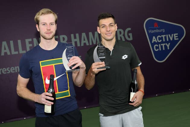 Sieger 2019: Botic VAN DE ZANDSCHULP (NED) und Bernabe ZAPATA MIRALLES (ESP) (2. Platz), Siegerehrung, Finaltag, Tennis Challenger Hamburg 2019, ATP, Tennis Herren Challenger Tour, Hamburg, 27.10.2019,