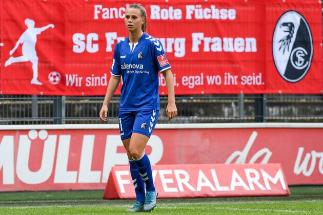 Klara Bühl (Freiburg, 21) vor einem Freiburger Banner, Freisteller, Ganzkörper, Einzelbild, Aktion, Action, 27.10.2019, Köln (Deutschland), Fussball, Flyeralarm Frauen-Bundesliga, 1. FC Köln - SC Freiburg, DFB DFL REGULATIONS PROHIBIT ANY USE OF PHOTOGRAPHS AS IMAGE SEQUENCES AND OR QUASI-VIDEO.