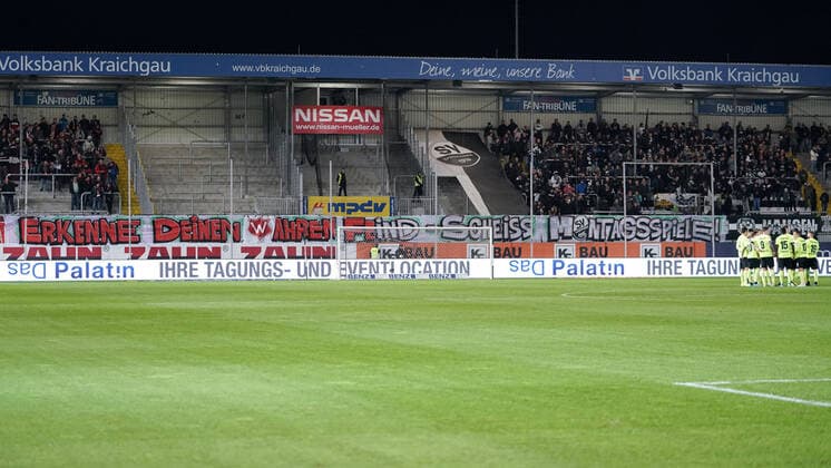 Die Fans beider Vereine protestieren gegen Fußballspiele am Montag mit dem Spruchband: Erkenne deinen wahren Feind - Scheiss Montagsspiele!, Protest, gemeinsamer Fanprotest, Fans, Publikum, Zuschauer, Stimmung, Atmosphäre, Stadion, Symbolfoto, Symbolbild, Symbol, 28.10.2019, Sandhausen (Deutschland), Fussball, 2. Bundesliga, SV Sandhausen - SV Wehen Wiesbaden, DFB DFL REGULATIONS PROHIBIT ANY USE OF PHOTOGRAPHS AS IMAGE SEQUENCES AND OR QUASI-VIDEO.