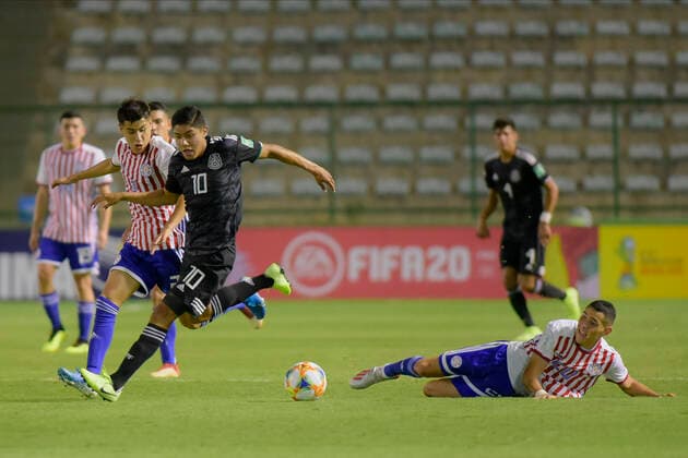 Sub 17 Paraguay e Mexico BRASÍLIA, DF - 28.10.2019: SUB 17 PARAGUAY E MEXICO - Santiago Ocampos, Israel Luna and Diego Torres during Paraguay and Mexico. Match valid for the FIFA U17, U 17 World Cup group stage. Bezerrão Stadium in Gama. Brasilia DF. (Photo: Reinaldo Reginato Fotoarena) x1821316x  ReinaldoxReginato