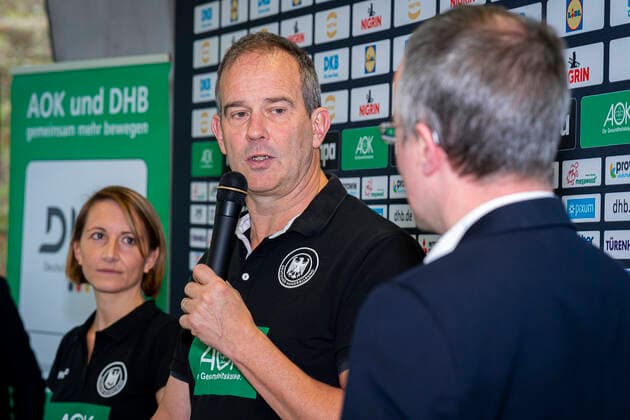 Stuttgart, Deutschland 29. Oktober 2019: DHB Frauen - Pressekonferenz WM Japan v.li. Teammanagerin Maren Baumbach (Deutschland), Trainer Henk Groener (Deutschland) Stuttgart Scharrena Baden-Württemberg Deutschland