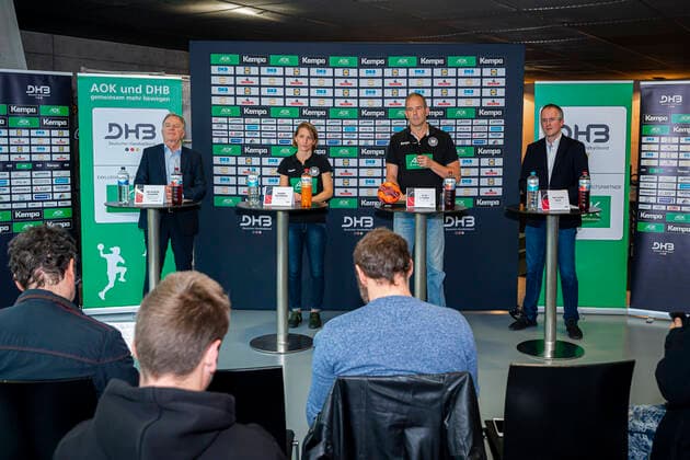 Stuttgart, Deutschland 29. Oktober 2019: DHB Frauen - Pressekonferenz WM Japan v.li. Bürgermeister Dr. Martin Schairer (Stadt Stuttgart), Teammanagerin Maren Baumbach (Deutschland), Trainer Henk Groener (Deutschland), Tim-Oliver Kalle (DHB Kommunikation) Stuttgart Scharrena Baden-Württemberg Deutschland