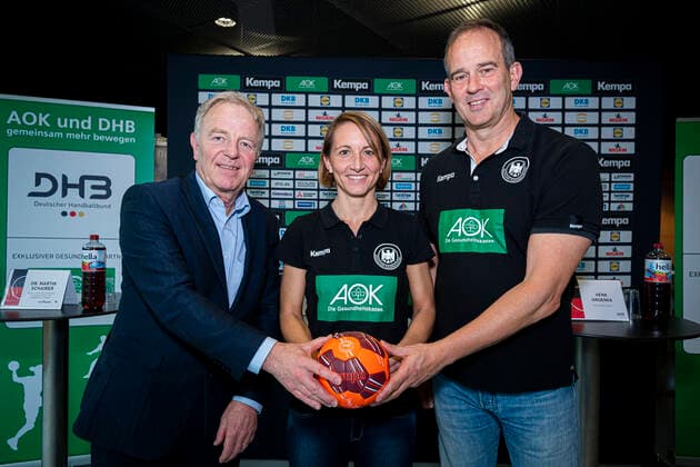 Sport Bilder des Tages Stuttgart, Deutschland 29. Oktober 2019: DHB Frauen - Pressekonferenz WM Japan v.li. Bürgermeister Dr. Martin Schairer (Stadt Stuttgart), Teammanagerin Maren Baumbach (Deutschland), Trainer Henk Groener (Deutschland) Stuttgart Scharrena Baden-Württemberg Deutschland