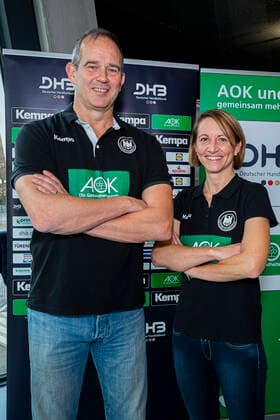 Stuttgart, Deutschland 29. Oktober 2019: DHB Frauen - Pressekonferenz WM Japan v.li. Trainer Henk Groener (Deutschland), Teammanagerin Maren Baumbach (Deutschland) Stuttgart Scharrena Baden-Württemberg Deutschland