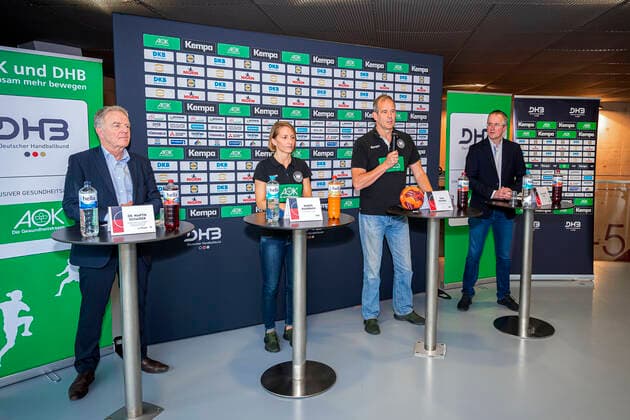 Stuttgart, Deutschland 29. Oktober 2019: DHB Frauen - Pressekonferenz WM Japan v.li. Bürgermeister Dr. Martin Schairer (Stadt Stuttgart), Teammanagerin Maren Baumbach (Deutschland), Trainer Henk Groener (Deutschland), Tim-Oliver Kalle (DHB Kommunikation) Stuttgart Scharrena Baden-Württemberg Deutschland