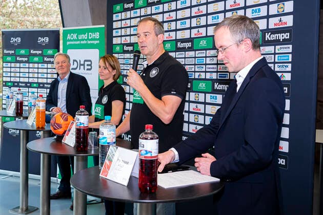 Stuttgart, Deutschland 29. Oktober 2019: DHB Frauen - Pressekonferenz WM Japan v.li. Bürgermeister Dr. Martin Schairer (Stadt Stuttgart), Teammanagerin Maren Baumbach (Deutschland), Trainer Henk Groener (Deutschland), Tim-Oliver Kalle (DHB Kommunikation) Stuttgart Scharrena Baden-Württemberg Deutschland