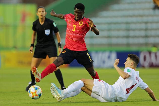 FuÃŸball, U17 WM, Angola - Kanada 29th October 2019; Bezerrao Stadium, Brasilia, Distrito Federal, Brazil; FIFA U-17 World Cup Brazil 2019, Angola versus Canada; Maestro of Angola slide tackled by Damiano Pecile of Canada - Editorial Use  ActionPlus12181999 HeulerxAndrey