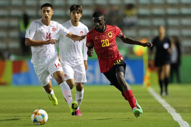 FuÃŸball, U17 WM, Angola - Kanada 29th October 2019; Bezerrao Stadium, Brasilia, Distrito Federal, Brazil; FIFA U-17 World Cup Brazil 2019, Angola versus Canada; Zini of Angola gets past Kamron Habibullah of Canada along the wing - Editorial Use  ActionPlus12182019 HeulerxAndrey