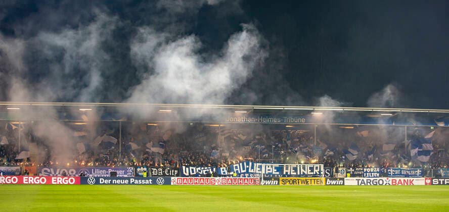 Fußball, Stadiongeschichte SV Darmstadt 98 Deutschland, Darmstadt, Merck-Stadion am Boellenfalltor, 29.10.2019, SV Darmstadt 98 vs. Karlsruher SC - DFB Pokal Bild: v. l. Lichter-Choreo der Lilien Fans DFL - DFB REGULATIONS PROHIBIT ANY USE OF PHOTOGRAPHS AS IMAGE SEQUENCES AND OR QUASI-VIDEO. Copyright: HMBxMedia xHeikoxBecker
