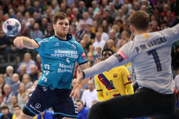 SG Flensburg-Handewitt vs FC Barcelona, Barca Handball, EHF Champions League Gruppenphase, 30.10.19 Johannes Golla (SG Flensburg-Handewitt, 04) gegen Gonzalo Perez de Vargas (FC Barcelona, 01) Copyright: xBEAUTIFULxSPORTS MarioxM.xKobergx