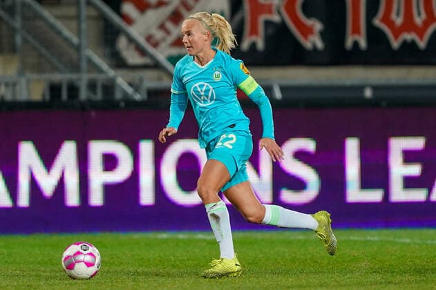 ENSCHEDE, THE NETHERLANDS - OCTOBER 30: Captain Pernille Harder of Vfl Wolfsburg goes forward during the UEFA Women s Champions League football match between FC Twente and Vfl Wolfsburg at De Grolsch Veste (FC Twente Stadium) on October 30, 2019 in Enschede, The Netherlands (Photo by Daniela Porcelli SPP) Copyright: xDanielaxPorcellix 20191030-20-40-25-DJP06272