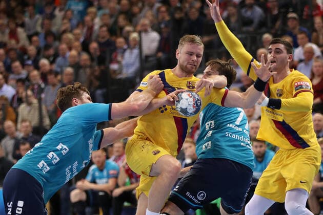 SG Flensburg-Handewitt vs FC Barcelona, Barca Handball, EHF Champions League Gruppenphase, 30.10.19 Aron Palmarsson (FC Barcelona, 34) gegen Johannes Golla (SG Flensburg-Handewitt, 04) und Magnus Roed (SG Flensburg-Handewitt, 77) Copyright: xBEAUTIFULxSPORTS MarioxM.xKobergx