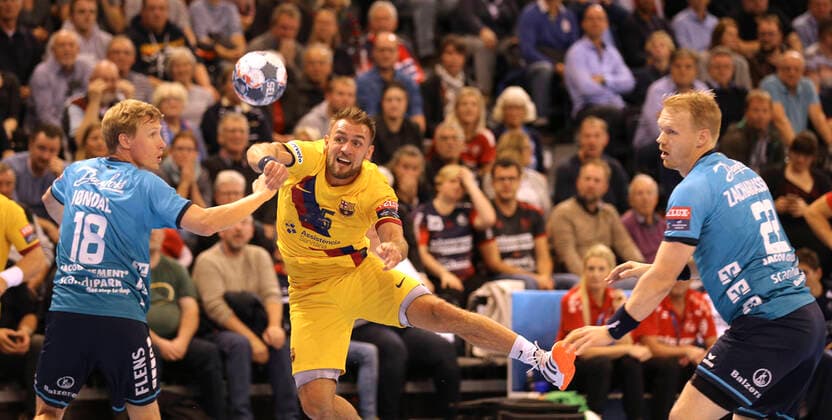 Foto : Torwurf von Luka CINDRIC Barca gegen Magnus Jondal ( Flensburg ) und rechts ... Anders Zachariassen Handball Herren Champions-League Mi. 30.10.2019 SG Flensburg - Barcelona