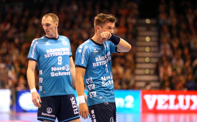 Foto : skeptische Miene bei ... Lasse Svan ( Flensburg ) und hinten Holger Glandorf Handball Herren Champions-League Mi. 30.10.2019 SG Flensburg - Barcelona