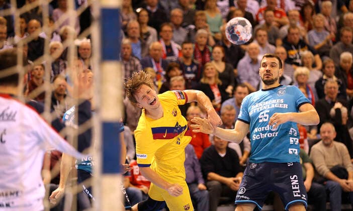 Foto : am Ball Jure Dolenec Barca gegen Michal Jurecki ( Flensburg ) und links Marvin Lier Handball Herren Champions-League Mi. 30.10.2019 SG Flensburg - Barcelona