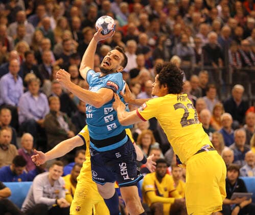 Foto : Torwurf von Michal Jurecki ( Flensburg ) gegen Goncalves Dos Santos Barca Handball Herren Champions-League Mi. 30.10.2019 SG Flensburg - Barcelona