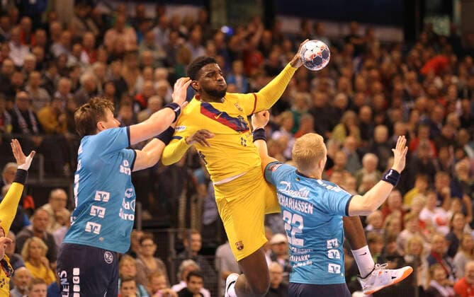 Foto : am Ball Dika MEM Barca gegen Anders Zachariassen ( rechts , Flensburg ) Handball Herren Champions-League Mi. 30.10.2019 SG Flensburg - Barcelona