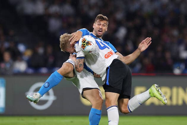 Fernando Llorente of Napoli and Simon Kjaer of Atalanta compete for the ball Napoli 30-10-2019 Stadio San Paolo Football Serie A 2019 2020 SSC Napoli - Atalanta BC Photo Cesare Purini Insidefoto cesarexpurini