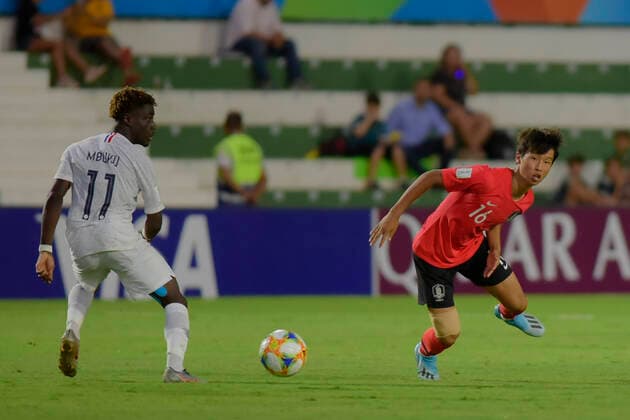 Sub 17 República da Korea e França GOIÂNIA, GO - 30.10.2019: SUB 17 REPÚBLICA DA KOREA E FRANÇA - Nathanael Mbuku and Eom Jisung during Under 17 Republic of Korea and France. Match valid for the FIFA U17, U 17 World Cup group stage. Serrinha Stadium in Goiânia, GO. (Photo: Reinaldo Reginato Fotoarena) x1822646x  ReinaldoxReginato