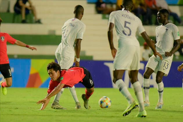 Sub 17 República da Korea e França GOIÂNIA, GO - 30.10.2019: SUB 17 REPÚBLICA DA KOREA E FRANÇA - Yoon Sukju and Chrislain Matsima during Under 17 Republic of Korea and France. Match valid for the FIFA U17, U 17 World Cup group stage. Serrinha Stadium in Goiânia, GO. (Photo: Reinaldo Reginato Fotoarena) x1822647x  ReinaldoxReginato