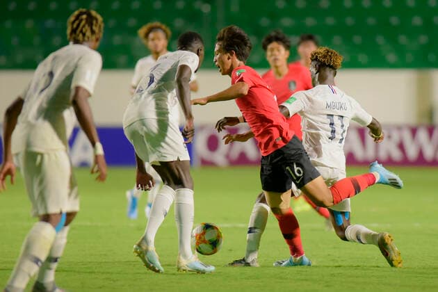 Sub 17 República da Korea e França GOIÂNIA, GO - 30.10.2019: SUB 17 REPÚBLICA DA KOREA E FRANÇA - Eom Jisung and Nathanael Mbuku during Under 17 Republic of Korea and France. Match valid for the FIFA U17, U 17 World Cup group stage. Serrinha Stadium in Goiânia, GO. (Photo: Reinaldo Reginato Fotoarena) x1822649x  ReinaldoxReginato
