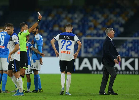 Referee Piero Giacomelli gives a red card to Napoli s Italian coach Carlo Ancelotti during the Italian Serie A football match SSC Napoli vs Atalanta BC. Napoli drew with Atalanta 2-2.  Copyright: xCarloxHermannx xIPAx xKontrolabx  Copyright: xCarloxHermannx xIPAxviaxwww.imago-images.dex ximagoximages IndependentxPhotoxAgencyxInt.x