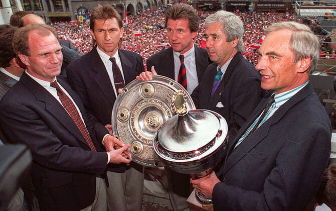 FC Bayern Deutscher Meister 12.05.1990 Uli Hoeness , Klaus Augenthaler , Jupp Heynckes , Fritz Scherer , Oberbürgermeister Kronawitter FC Bayern D.M.