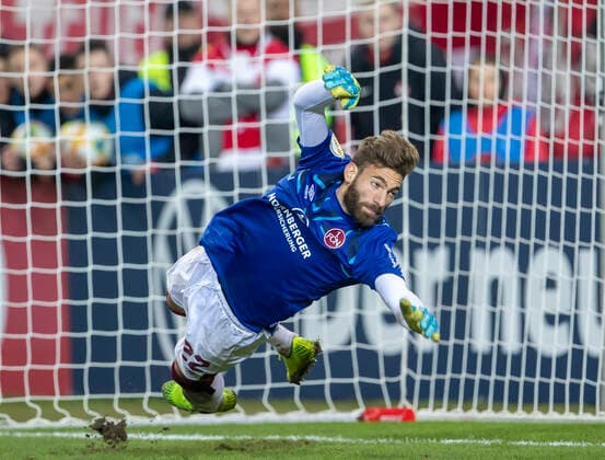 Deutschland, Kaiserslautern, Fritz-Walter-Stadion, 30.10.2019, 1. FC Kaiserslautern vs. 1. FC Nuernberg - DFB Pokal Bild: v. l. im Tor Enrico Valentini (1.FC Nuernberg) DFL - DFB REGULATIONS PROHIBIT ANY USE OF PHOTOGRAPHS AS IMAGE SEQUENCES AND OR QUASI-VIDEO. *** Germany, Kaiserslautern, Fritz Walter Stadion, 30 10 2019, 1 FC Kaiserslautern vs 1 FC Nuernberg DFB Cup Picture v l in goal Enrico Valentini 1 FC Nuernberg DFL DFB REGULATIONS PROHIBIT ANY USE OF PHOTOGRAPHS AS IMAGE SEQUENCES AND OR QUASI VIDEO Copyright: HMBxMedia xHeikoxBecker