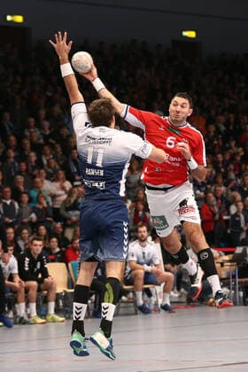 Handball 2. Handball Bundesliga 2019 2020 - Handball Sportverein Hamburg vs. VfL Luebeck-Schwartau Blazenko Lackovic (Hamburg) im Zweikamnpf mit Markus Hansen (Schwartau) wirft das Tor zum 1:0. Sporthalle Alsterdorf Hamburg Foto: Frank Schoof