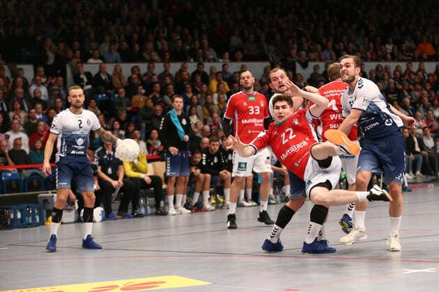 Handball 2. Handball Bundesliga 2019 2020 - Handball Sportverein Hamburg vs. VfL Luebeck-Schwartau Philipp Bauer (Hamburg) erzielt das Tor zum 4:2 .Steffen Köhler Koehler (Schwartau) kommt zu spät Sporthalle Alsterdorf Hamburg Foto: Frank Schoof