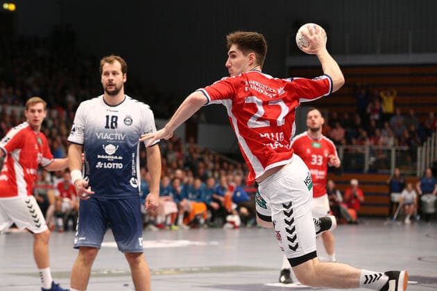 Handball 2. Handball Bundesliga 2019 2020 - Handball Sportverein Hamburg vs. VfL Luebeck-Schwartau Philipp Bauer (Hamburg) im Sprungwurf aufs Tor, Martin Waschul (Schwartau) hat das Nachsehen. Sporthalle Alsterdorf Hamburg Foto: Frank Schoof