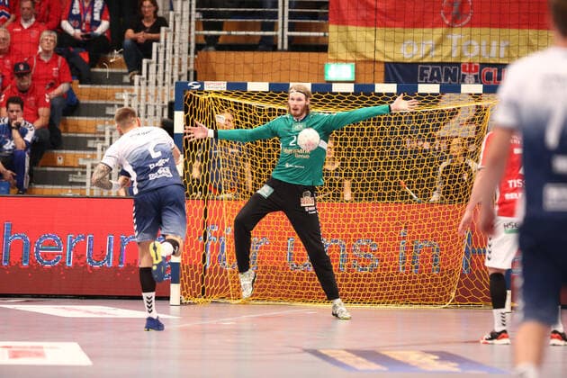 Handball 2. Handball Bundesliga 2019 2020 - Handball Sportverein Hamburg vs. VfL Luebeck-Schwartau Thees Glabisch (Schwartau) wirft einen Siebenmeter gegen Torwart Aron Edvardsson (Hamburg) . Sporthalle Alsterdorf Hamburg Foto: Frank Schoof