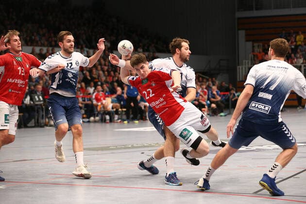 Handball 2. Handball Bundesliga 2019 2020 - Handball Sportverein Hamburg vs. VfL Luebeck-Schwartau Philipp Bauer (Hamburg) im Zweikampf mit Martin Waschul (Schwartau), links Niklas Weller (Hamburg) Steffen Köhler Koehler (Schwartau) und rechts Jasper Bruhn (Schwartau) . Sporthalle Alsterdorf Hamburg Foto: Frank Schoof