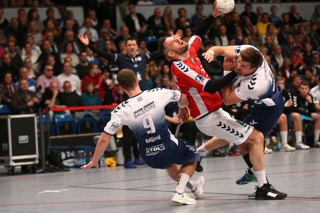 Handball 2. Handball Bundesliga 2019 2020 - Handball Sportverein Hamburg vs. VfL Luebeck-Schwartau Jens Schöngarth Schoengarth (Hamburg) im Zweikampf mit Markus Hansen (Schwartau, rechts) und Mex Raguse (Schwartau) . Sporthalle Alsterdorf Hamburg Foto: Frank Schoof