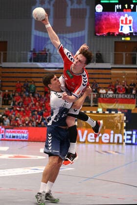 Handball 2. Handball Bundesliga 2019 2020 - Handball Sportverein Hamburg vs. VfL Luebeck-Schwartau Leif Tissier (Hamburg) im Zweikampf mit Janik Schrader (Schwartau) . Sporthalle Alsterdorf Hamburg Foto: Frank Schoof