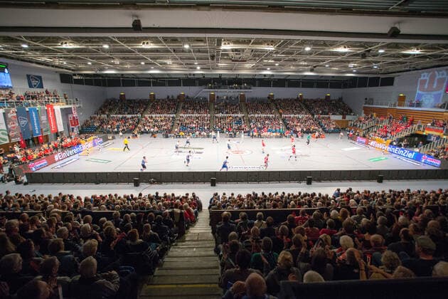 Handball 2. Handball Bundesliga 2019 2020 - Handball Sportverein Hamburg vs. VfL Luebeck-Schwartau Fans in der ausverkauften Sporthalle Hamburg. Sporthalle Alsterdorf Hamburg Foto: Frank Schoof