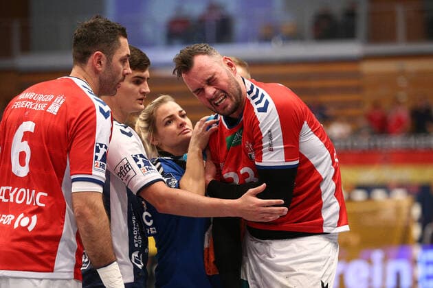 Handball 2. Handball Bundesliga 2019 2020 - Handball Sportverein Hamburg vs. VfL Luebeck-Schwartau Jens Schöngarth Schoengarth (Hamburg) scheidet mit starken Schmerzen in der rechten Schulter verletzt aus.linnks Blazenko Lackovic (Hamburg) und Janik Schrader (Schwartau) und Team-Physiotherapeutin Christina Dressel (Hamburg) . Sporthalle Alsterdorf Hamburg Foto: Frank Schoof