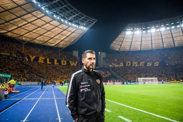 Dresdens Cheftrainer Cristian Fiel, im Hintergrund Zehntausende Dynamofans; DFB-Pokal, 2. Runde: Hertha BSC - SG Dynamo Dresden; Fußball; GER; Saison 2019 2020; Olympiastadion; Berlin; 30. Oktober 2019; *** Dresdens head coach Cristian Fiel, in the background tens of thousands of dynamo fans DFB Cup, 2 round Hertha BSC SG Dynamo Dresden football GER season 2019 2020 Olympiastadion Berlin 30 October 2019